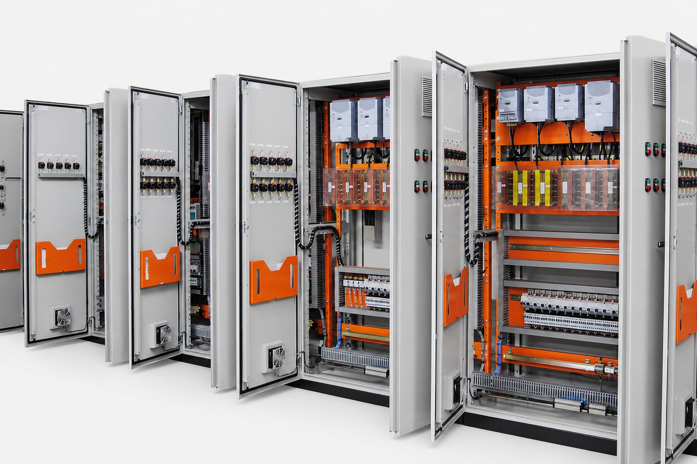 Montagem interna de painel com barramento e potência
